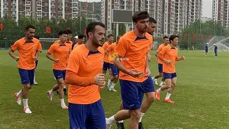 板球杯赛焦点战：天山迅豹队淘汰对手闽南巨龙队，外线火力全开。反击锐度十足